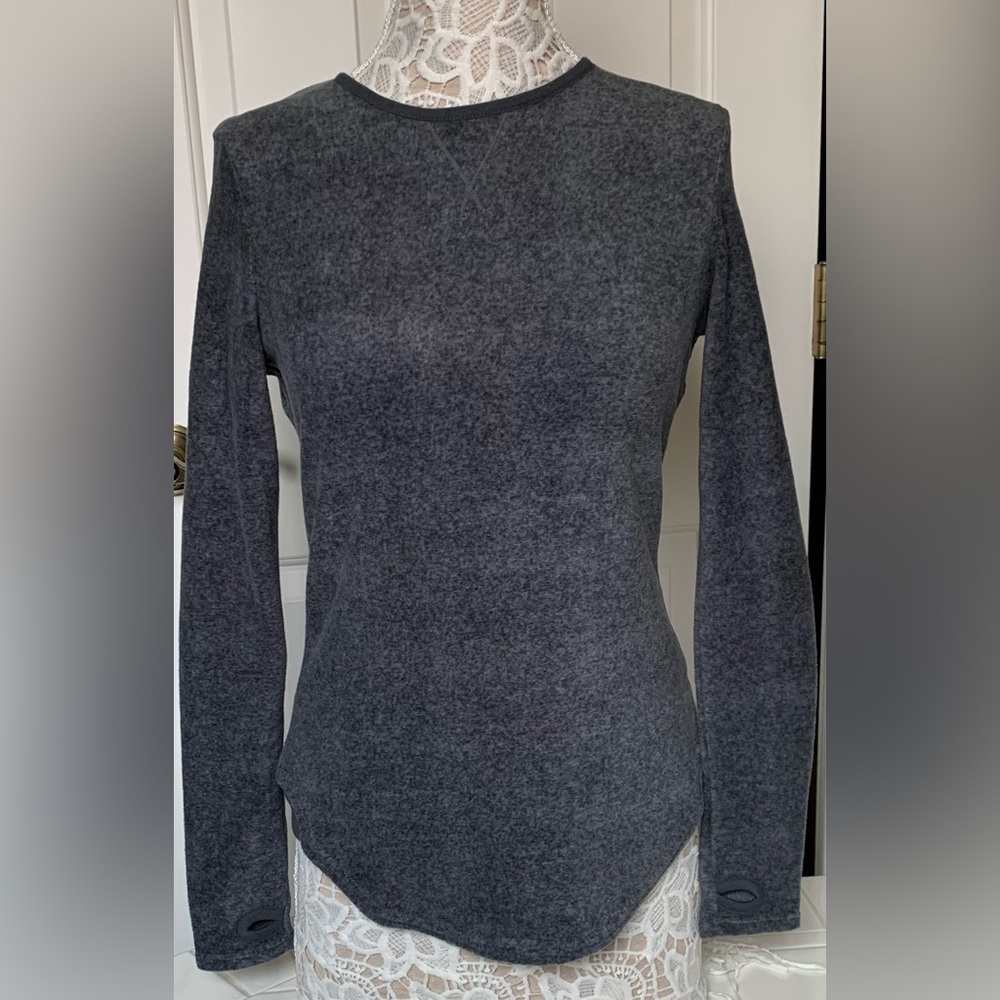 Cuddl Duds pullover fleece long sleeve grey size Medium thumb holes so soft